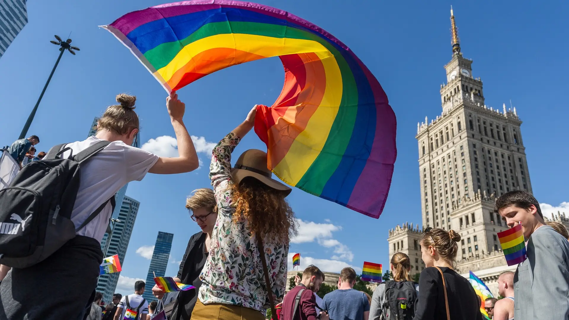 Hostel, edukacja i tęczowa pomoc miejska. Karta LGBT+ to żadne przywileje, co zawiera? [Q&A]