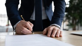 Ochrona przedemerytalna. Spełnienie tych warunków chroni seniora przed zwolnieniem