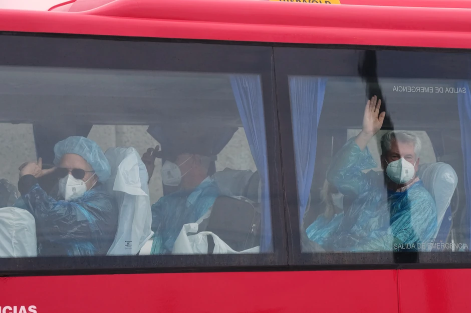 Putnici u autobusu nakon iskrcavanja sa kruzera Hondijus u luci Granadilja 10. maja