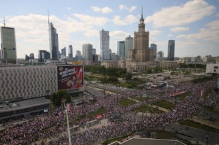 Wybory prezydenckie 2025. Res Futura: Marsz Nawrockiego z większą liczbą reakcji w sieci niż Trzaskowskiego
