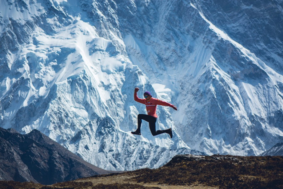 Poranny trening i znowu Lhotse w tle. Pionowa ściana ma około 3,5 km wysokości, czuć moc tej góry i mimo braku tlenu chce się skakać wysoko... i biegać.