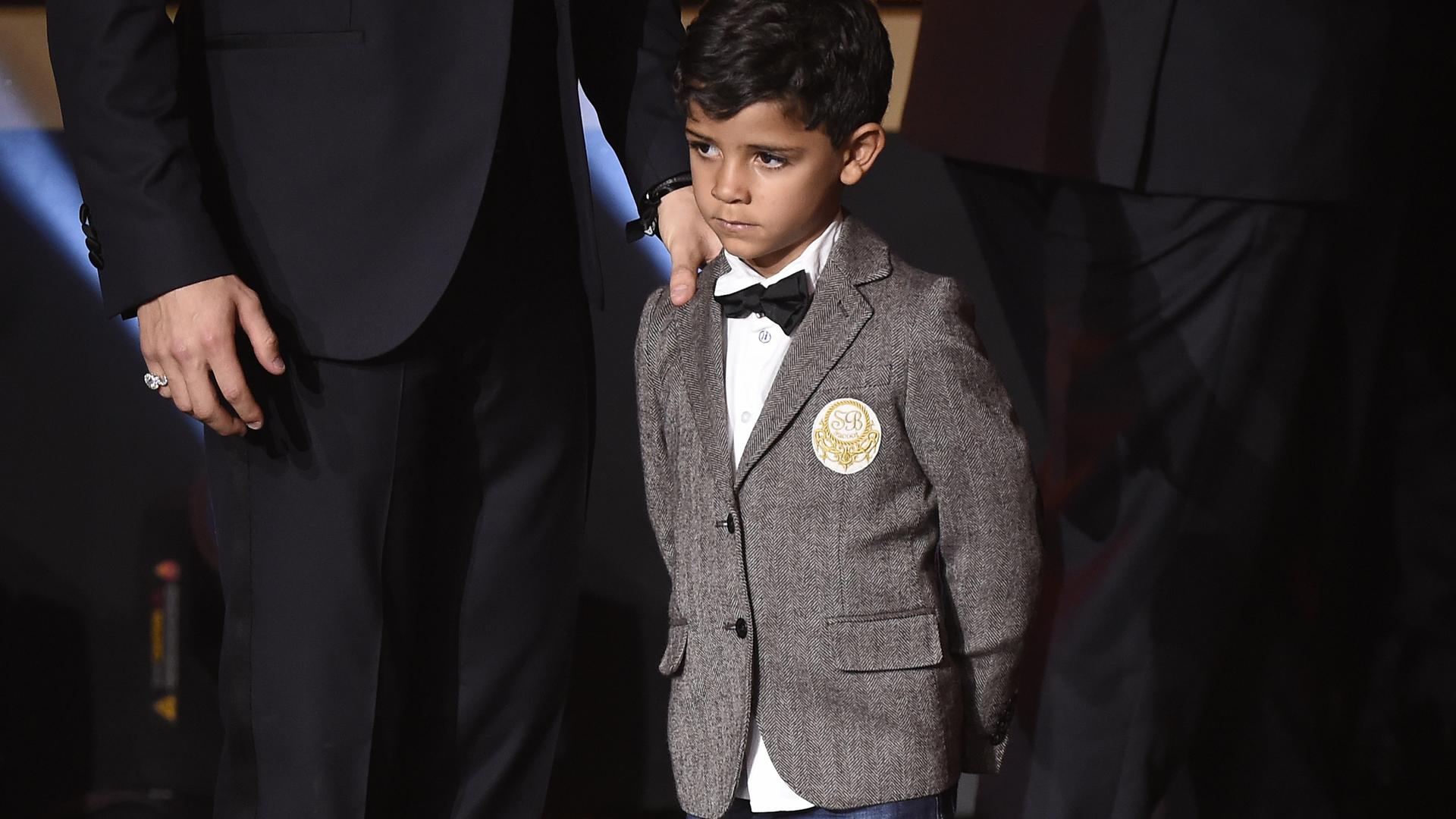 Роналду младший. Криштиану роналду торс. Кристьяно роналду младший. Криштиану роналду младший рост. Сын роналду.