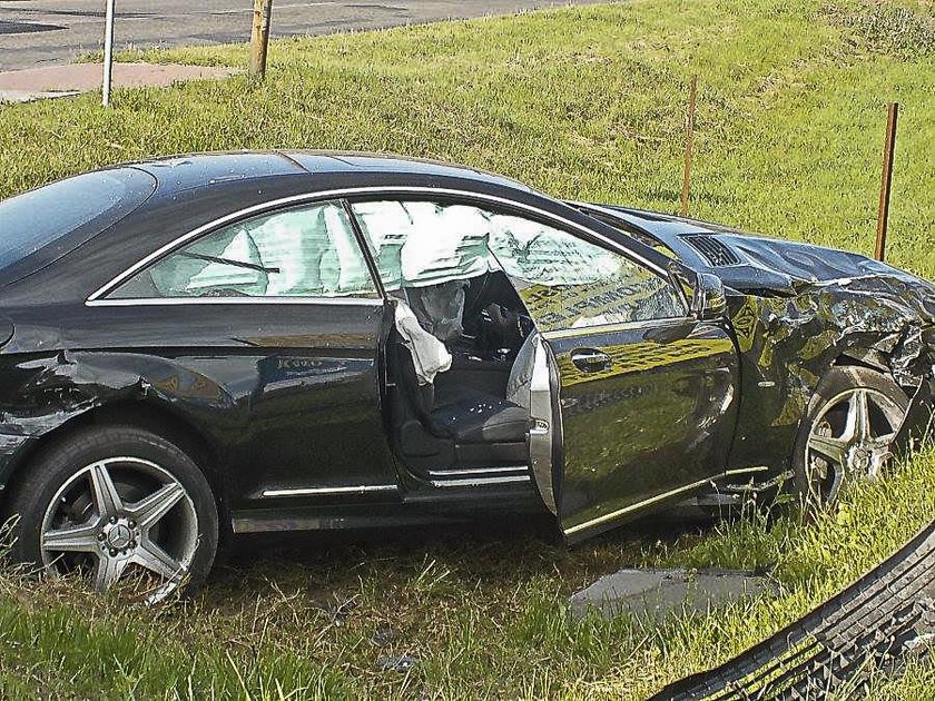 Luksusowy mercedes zderzył się z busem. Trzy osoby ciężko ranne