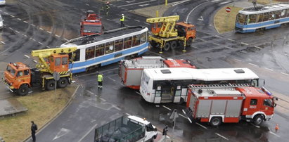 Autobus zderzył się z tramwajem. Wielu rannych FOTO
