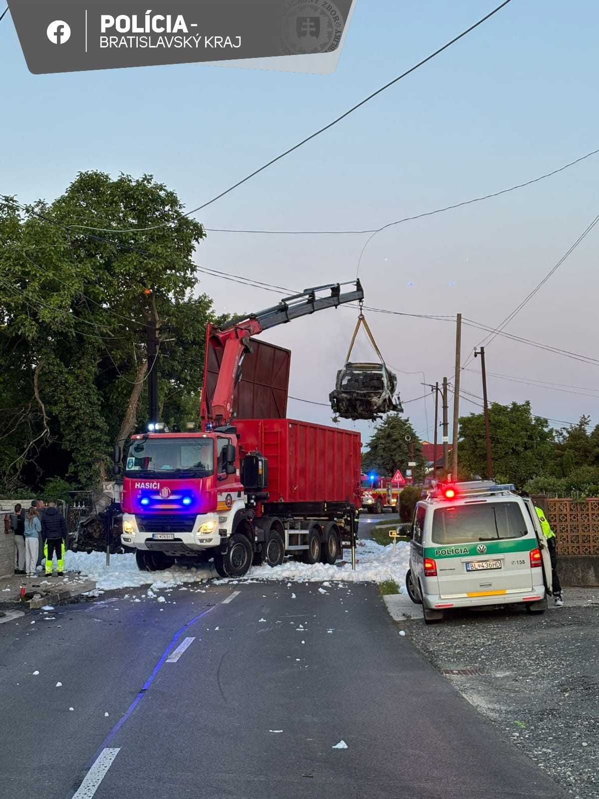 Vodič pod vplyvom alkoholu narazil do dvoch zaparkovaných áut, po čom vozidlá začali horieť.