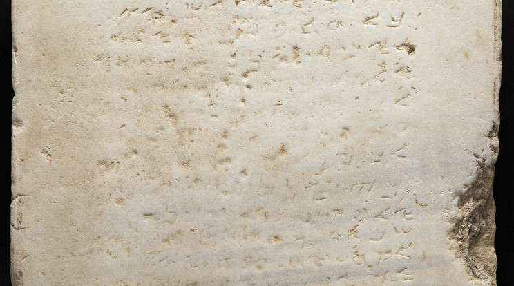 A kőtábla szövege a 3. és 5. század közt íródott / Fotó: MTI