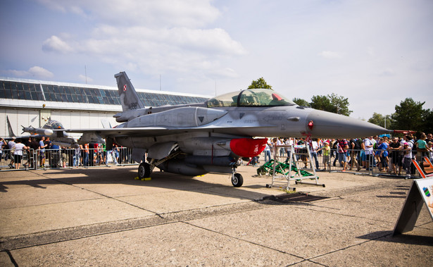 "Względy bezpieczeństwa" czy "skrajny brak profesjonalizmu"? Polskie F-16 z opoźnieniem doleciały na misję przeciw terrorystom