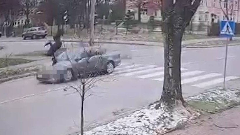 Moment uderzenia w pieszą na pasach w Kraśniku Źródło: Policja