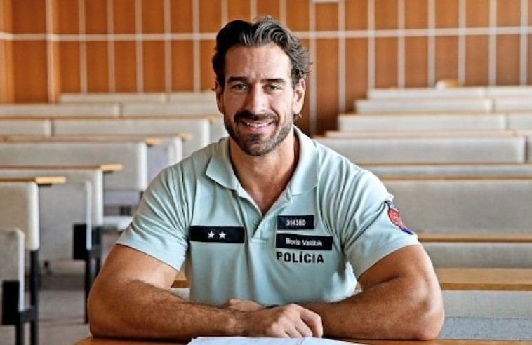 Bývalý hokejista Boris Valábik bol policajtom.