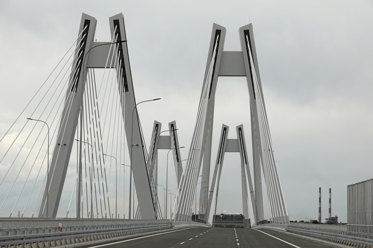 Według przedstawicieli Generalnej Dyrekcji Dróg Krajowych i Autostrad, po oddaniu tego odcinka S7 część ruchu przeniesie się na nowo wybudowaną drogę ekspresową. W pewnym stopniu odciąży ona też południową obwodnicę miasta i ul. Nowohucką, na których ruch jest bardzo duży. <br><br>(nlat) PAP/Stanisław Rozpędzik