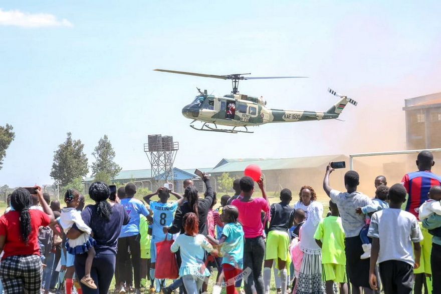 W grudniu 2016 roku Kenia otrzymała sześć śmigłowców Huey II, które rząd USA sukcesywnie przekazuje w ramach bezzwrotnej pomocy. Dwa kolejne śmigłowce miały trafić do Kenii w lipcu br.