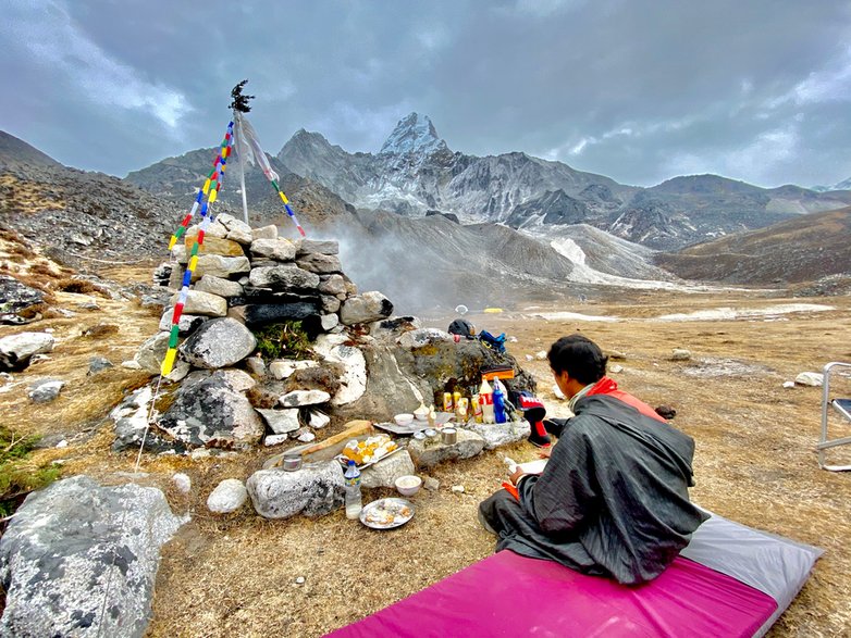 Ceremonia puja w bazie pod Ama Dablam