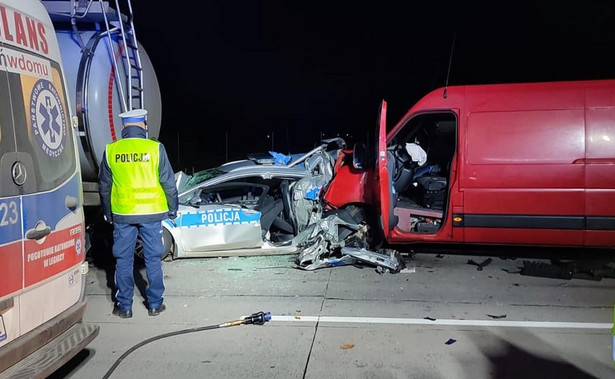 Radiowóz zmiażdżony pomiędzy ciężarówką a dostawczym busem na dolnośląskim odcinku autostrady A4