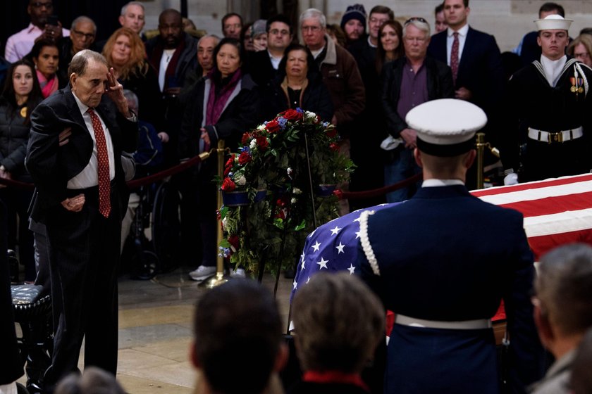 Bob Dole oddał hołd zmarłemu George H. W. Bushowi