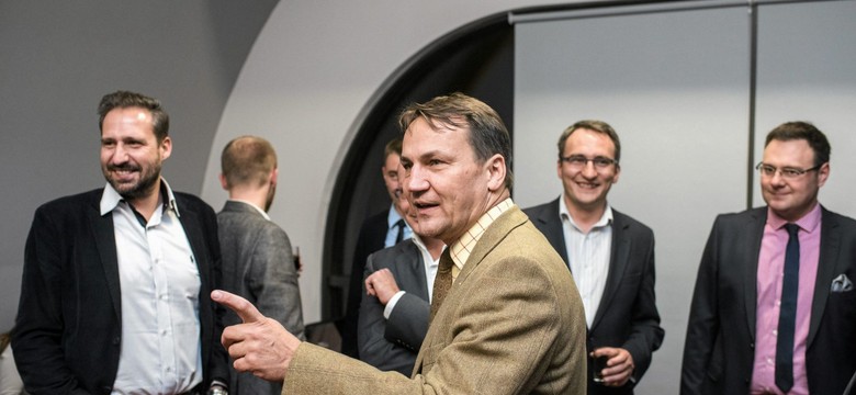 Sikorski o kraksie Macierewicza: Nie poniesie konsekwencji, jest przecież papieżem religii smoleńskiej