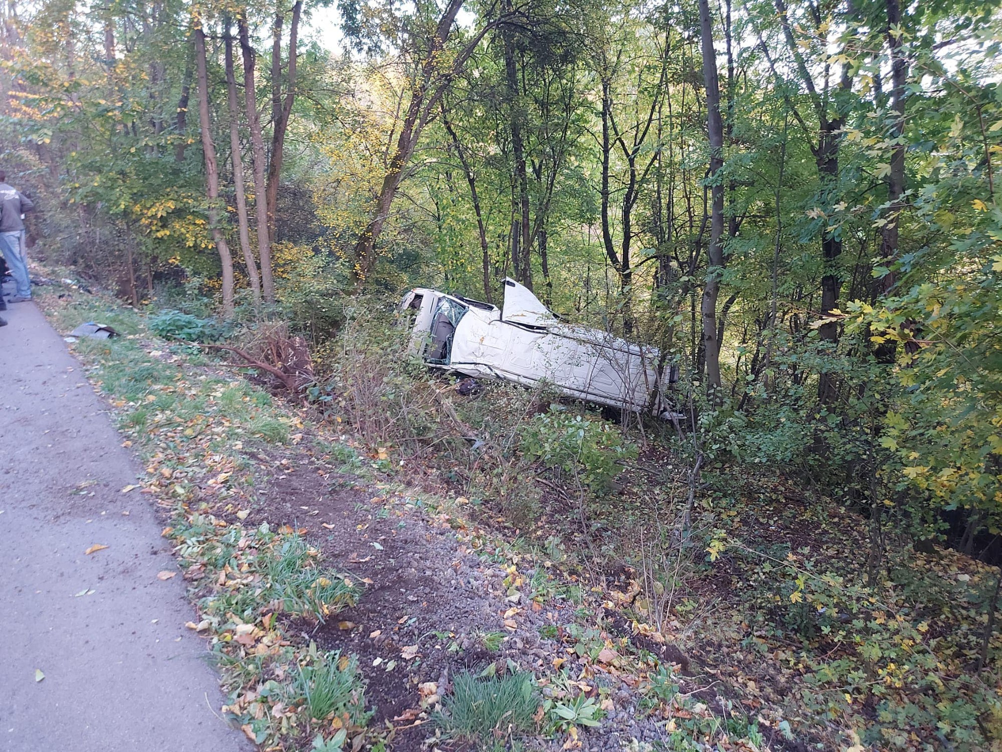 Na mieste nehody aktuálne zasahujú štyri posádky záchrannej zdravotnej služby.
