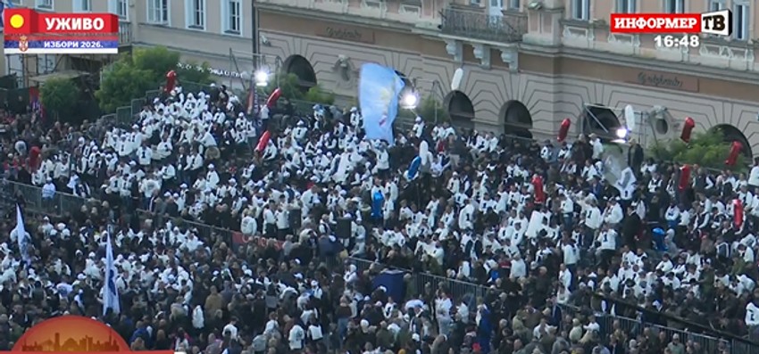 Pristalice SNS na Trgu slobode