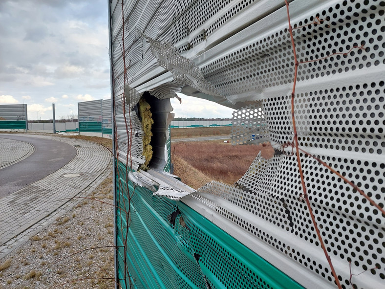 Zdemolowany i rozkradziony węzeł na trasie S8