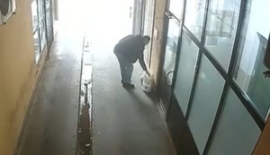 Baca smeće ispred ulaza u zgradu