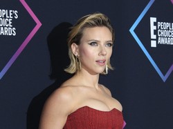 Dużo nagości i zero seksapilu. Scarlett Johansson skrzywdziła swoje piersi. FOTO