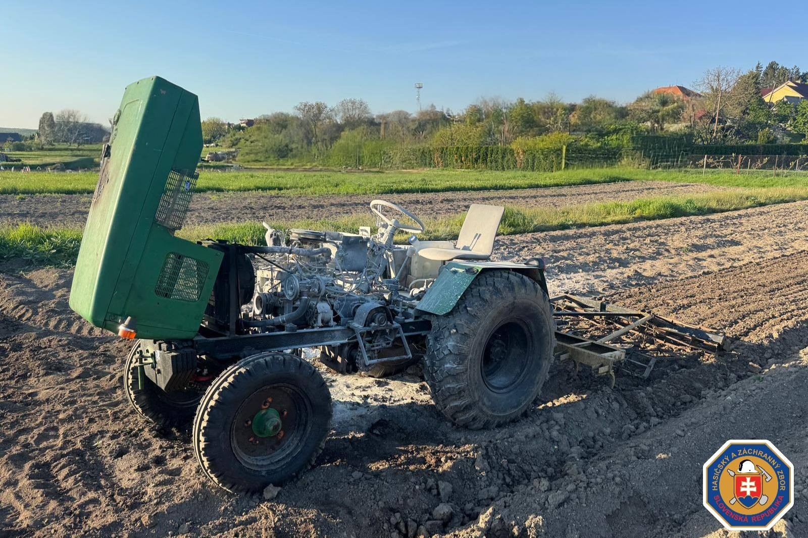 Muž sa zranil pri hasení traktora.