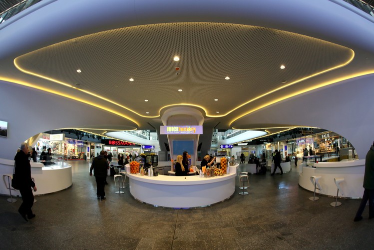 - Estetyzacja Dworca Centralnego pozwoliła lepiej wykorzystać przestrzeń w budynku – mówi Grzegorz Tomaszewski, Pełnomocnik Zarządu PKP S.A. ds. nieruchomości. – Budowa antresoli oraz nowe zagospodarowanie hali głównej oznacza bardziej komfortowe warunki zarówno dla naszych podróżnych, jak i najemców. <br><br> (zuz) PAP/Tomasz Gzell