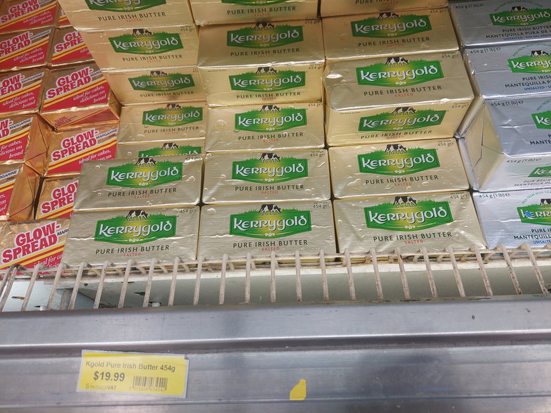 Cena kostki masła (454 gr) w przeliczeniu na złotówki wynosi ok. 40 zł