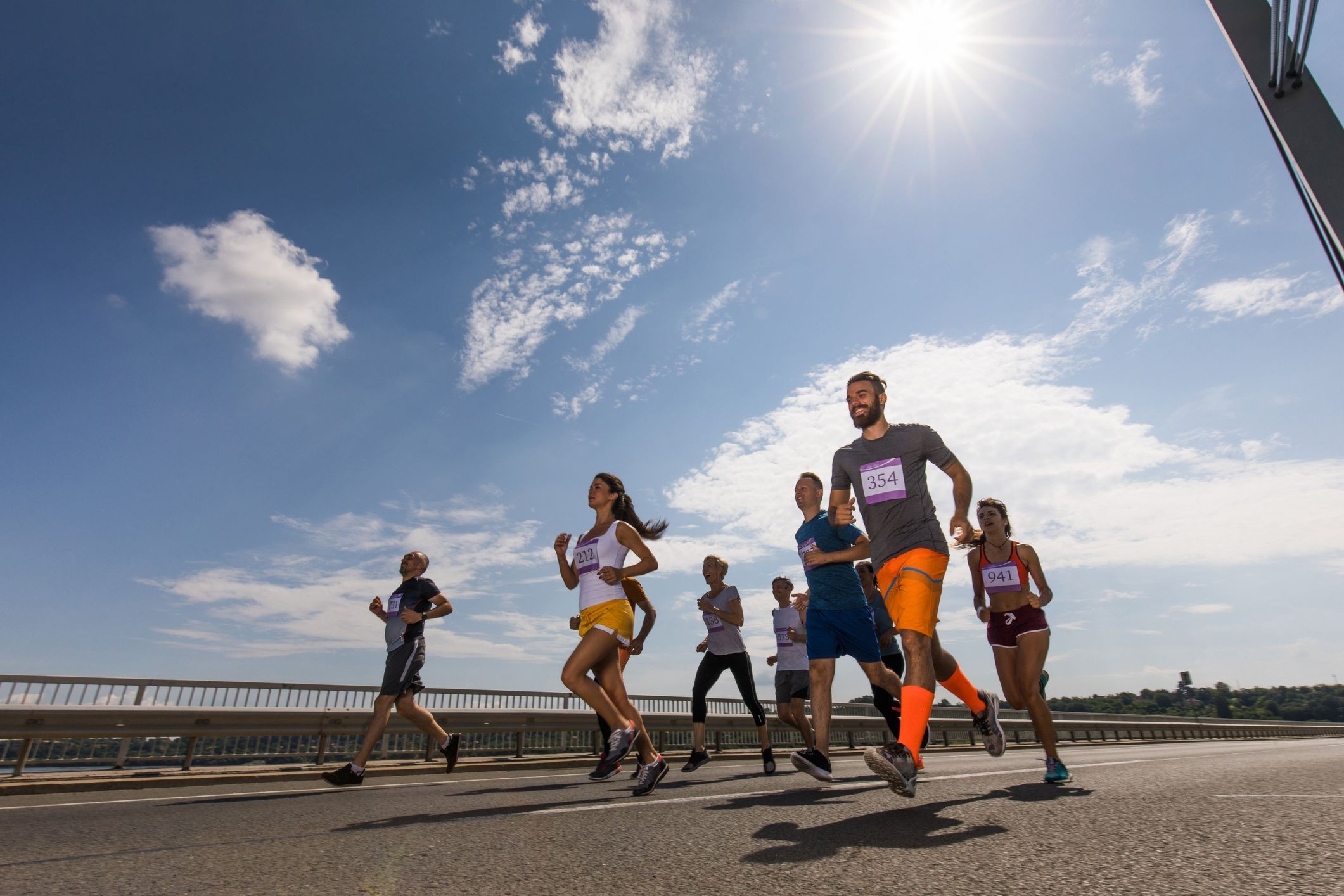 Run 13. Run 13. радостные спортсмены в тейпах. второе дыхание бег. Classic running.