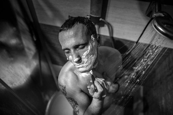 Autor: Bartosz Bobkowski, „Gazeta Wyborcza”<br>
Pruszków, Warszawa. Sebastian Grzywacz nie widzi. Dziewięć lat temu w wypadku motocyklowym stracił wzrok. Rok później urodził się jego syn Franek. Dwa lata później odeszła od nich mama Franka. Od tego czasu Sebastian wychowuje Franka sam. Chłopak ma 7 lat, chodzi do pierwszej klasy podstawówki w podwarszawskim Pruszkowie. Sebastian pracuje jako przewodnik na „Niewidzialnej wystawie” – miejscu, które zwiedza się w całkowitej ciemności. Prowadzi też zajęcia dla dzieci, na których opowiada o życiu osób niewidomych. I o tym, że jest szczęśliwy... Na zdjęciach kolejno: 1) Po utracie wzroku Sebastian musiał zmienić wiele swoich nawyków, np. miejsce codziennego golenia; 2) Jak każde dziecko Franek nie znosi chodzić, w drodze z podmiejskiej kolejki do domu zawsze wskakuje tacie na plecy; 3) Codzienne obowiązki – odkurzanie pokoju Franka; 4) U fryzjera, fryzura musi nawiązywać do lat młodości; 5) W parku trampolin instruktor długo nie mógł uwierzyć, że Sebastian nie widzi, a Franek – że potrafi tak wysoko skakać; 6) Zajęcia w szkole: Sebastian zakłada dzieciom opaski na oczy, żeby przez chwilę poczuły się jak niewidomi; 7) W holu szkoły Franka, Sebastian odbiera syna po lekcjach; 8) W klubie Bejrut w piątkowy wieczór, z przyjaciółmi: Anetą i Jankiem. 2–21 marca 2016 
<br><br>Źródło fot. <a href='http://www.grandpressphoto.pl/prasa/' style='color: blue'> Grand Press Photo 2016</a>