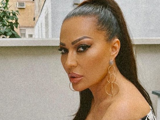 Ceca je u Štutgartu nastupala u odelu koje govori 100 jezika - svetluca na kilometar i baš je vamp 