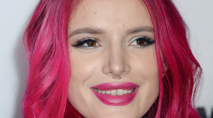 Mi történik vele? Bella Thorne most egy lánnyal kezdett őrült csókcsatába