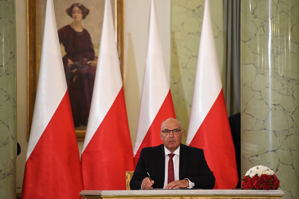 Kościński pracował w oddziale Banku Handlowego w Londynie. W PRL była to instytucja wykorzystywana przez służby.