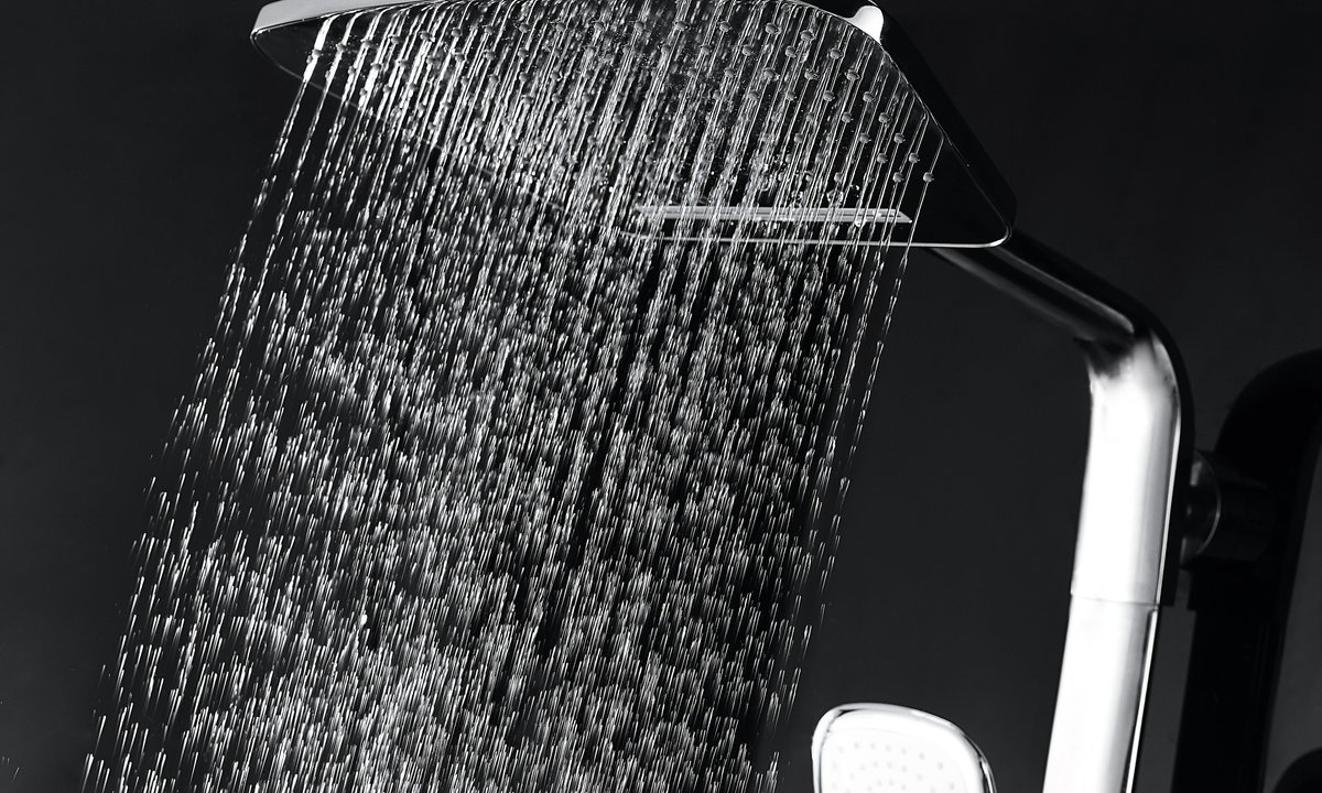 Prysznic w ciemności. Nowy trend podbija media społecznościowe