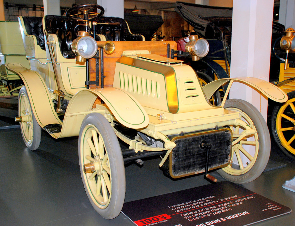 Model De Dion-Bouton 8HP z 1903 r. Napędzany silnikiem 1-cylindrowym 864 cm3, mógł osiągać prędkość do 60 km/h – eksponat muzeum samochodów w Turynie.
