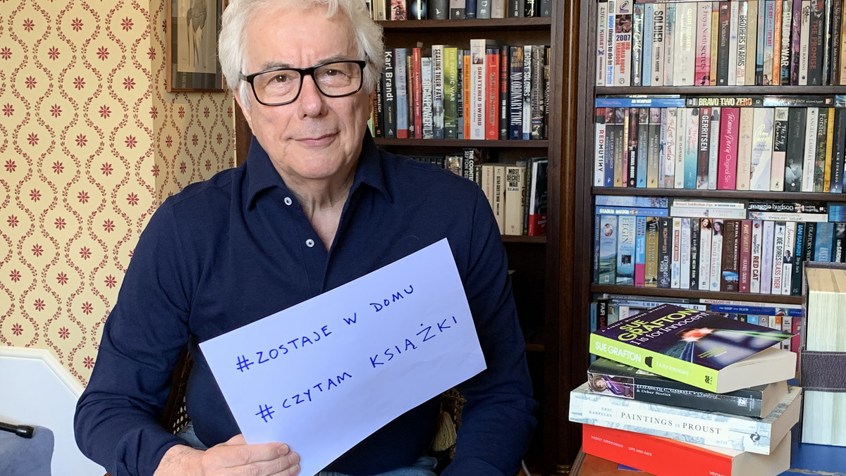 <strong>Światowej sławy autorzy, m.in. Harlan Coben, Graham Masterton, Ken Follett czy B.A Paris przekonują, że — chociaż wszyscy tęsknimy za światem zewnętrznym — musimy zachować się odpowiedzialnie, ochronić siebie i innych, zostać w domu i czytać książki. Dzięki temu nie tylko uda nam się zapobiec rozprzestrzenianiu się koronawirusa, ale też nie będziemy czuć się samotni. W końcu nie ma lepszego lekarstwa na nudę i ponury nastrój, niż wciągająca powieść!</strong>