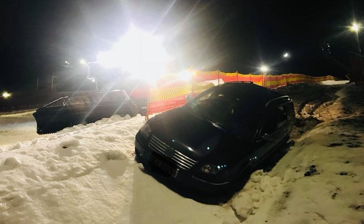 Zakopała Volkswagena na stoku narciarskim w Szczyrku i została pośmiewiskiem [ZDJĘCIA]