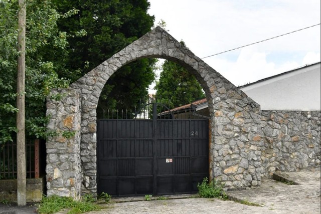 Kuća u Surčinu, Goca Božinovska