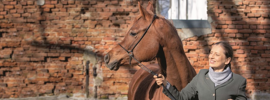 Alicja Poszepczyńska prowadzi z ojcem stadninę koni arabskich Chrcynno-Pałac. Jest nie tylko hodowcą, ale i sędzią na polskich oraz zagranicznych pokazach tej rasy  