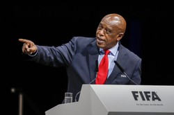 Tokyo Sexwale wycofał swoją kandydaturę na szefa FIFA