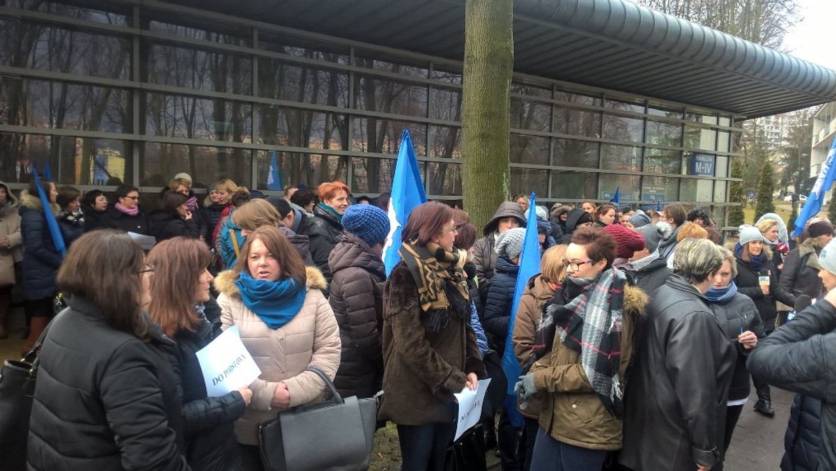 Ponad 50 pielęgniarek protestowało dziś pod siedzibą dyrekcji szpitala Jana Pawła II. Inne, w miarę możliwości, na godzinę odeszły od łóżek pacjentów. W ten sposób pielęgniarki chcą wymóc na szefostwie placówki podwyżki płac. Miesięcznie chodzi o kwotę od 150 do 400 złotych. Tymczasem rok temu władze szpitala chciały dać podwyżki najmniej zarabiającym pielęgniarkom. Na to jednak nie było zgody związków zawodowych.