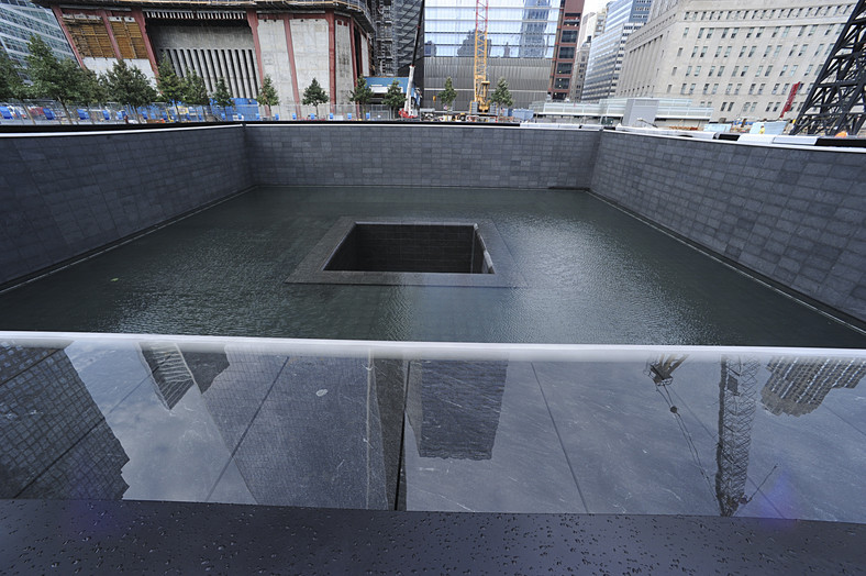 Sadzawka w miejscu fundamentów jednej ze zburzonych wież WTC, fot. Paul Goguen/Bloomberg