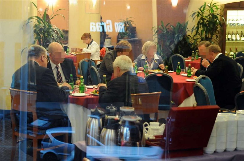 Pracownicy Urzedu Marszalkowskiego na lunchu