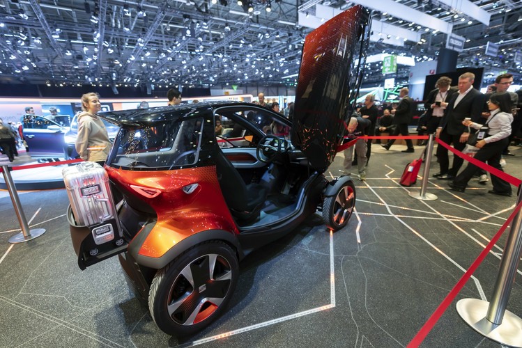 Seat Minimo to dwumiejscowy pojazd. Układ siedzeń jest jak w motocyklu, kierowca siedzi z przodu, natomiast za jego plecami znajduje się miejsce dla pasażera. Można powiedzieś że Seat Minimo motocykl z karoserią. Małe gabaryty to cecha jednośladu, podczas gdy zamknięte nadwozie zapewnia kierowcy i pasażerowi komfort jak w samochododzie osobowym.  Zasięg to średnio ponad 100 km jazdy na jednej baterii.