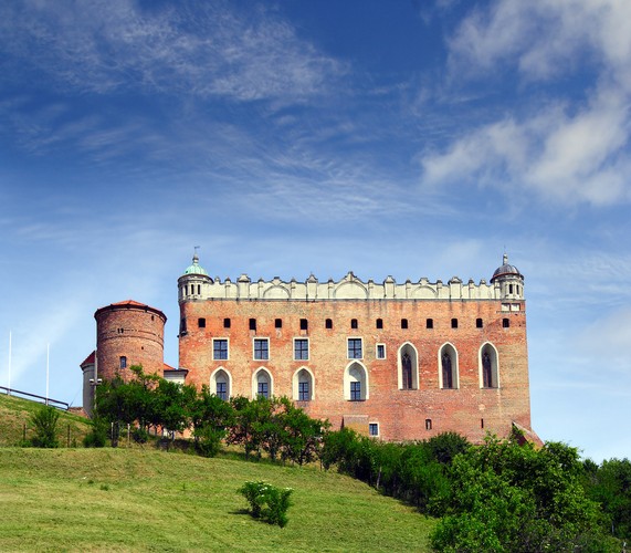 Zamek w Golubiu. Jest to zamek krzyżacki z przełomu XIII i XIV wieku, wybudowany w stylu gotycko-renesansowym.