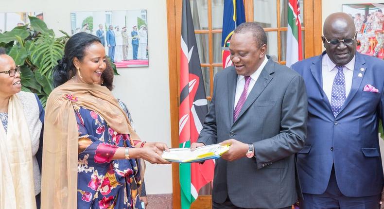 President Uhuru Kenyatta receives the results of the 2018 KCSE at State House (twitter)