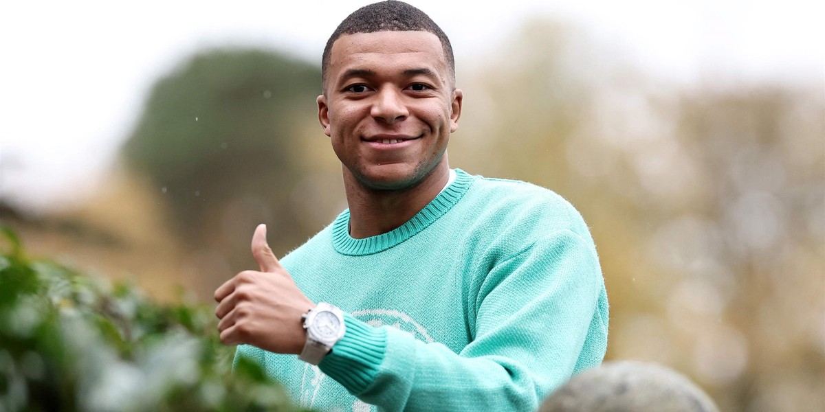 Kylian Mbappe musi być niezwykle zadowolony po wynegocjowaniu niezwykłego kontraktu z Realem. 