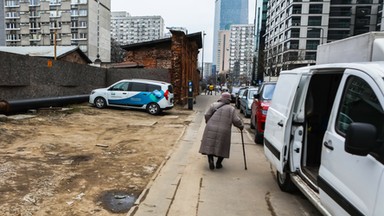 Zamieszanie w sprawie parkowania na chodniku. Zaskakujące słowa eksperta 