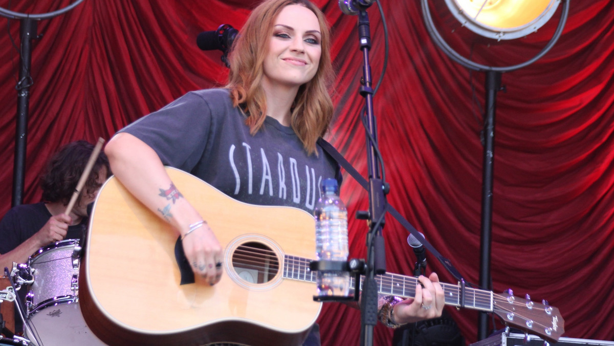 Amy Macdonald to utalentowana piosenkarka, która serca fanów podbiła swoim wyjątkowym wokalem oraz grą na gitarze. Brytyjka postanowiła podsumować swoją karierę i przygotowuje się do wydania albumu z najlepszymi przebojami. Krążek "Woman Of The World: The Best of 2007-2018" ukarze się już 23 listopada.