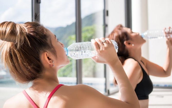 Nutricionistkinja kaže da je važno unositi odgovarajuće količine tečnosti pre vežbanja, kao i da piti dovoljno vode tokom i nakon treninga
