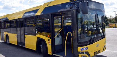 Wstyd na całą Częstochowę! Świntuszył w miejskim autobusie na oczach młodej kobiety. Słono zapłaci